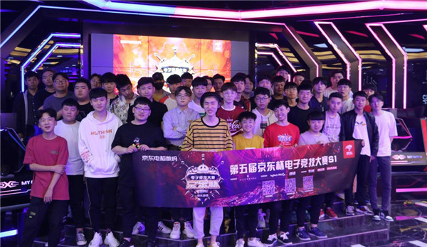 紧随其后的 紧随其后的